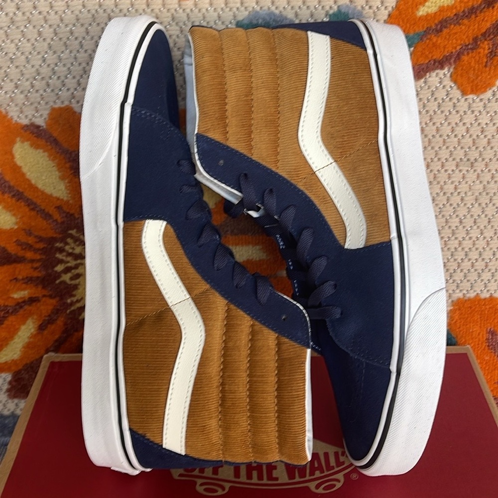 Vans Men’s Sk8-Hi
Mini Cord Blue/Brown
VN0007NS0BO
Sneakers - Picture 10 of 16